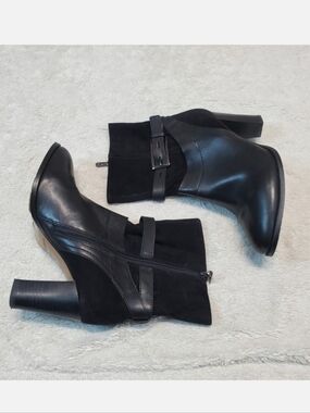 Clarks Black Office Moto Biker Dressy Classic Side Zipper Heeled Ankle Boots 8 M